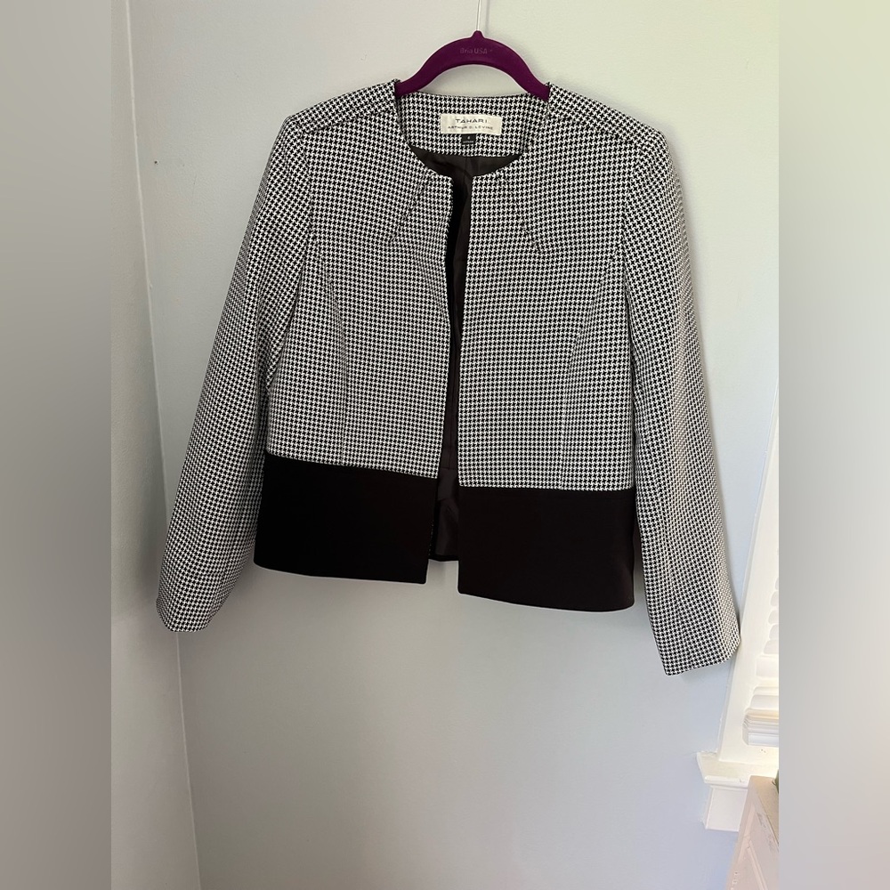 Classic Black and White Houndstooth Blazer with Tailored Fit